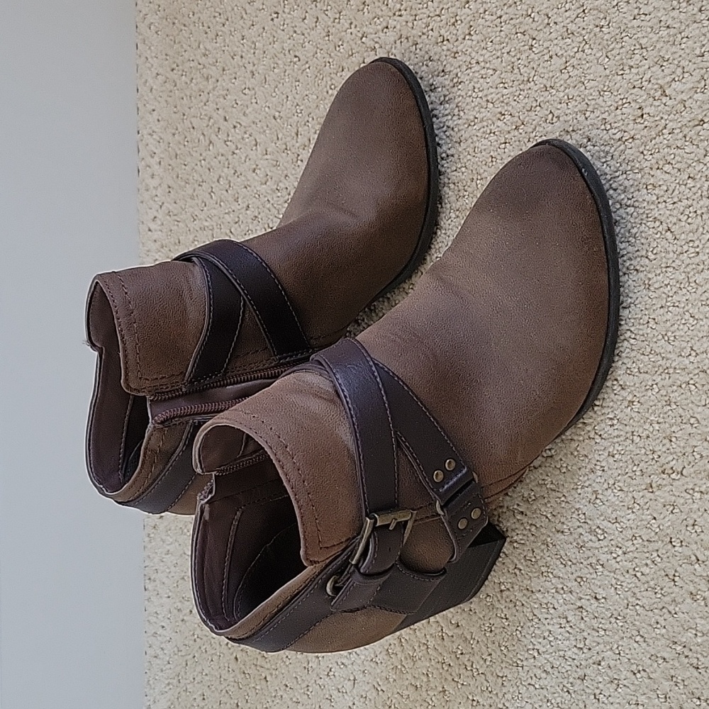 Brown ankle boots size 7.5